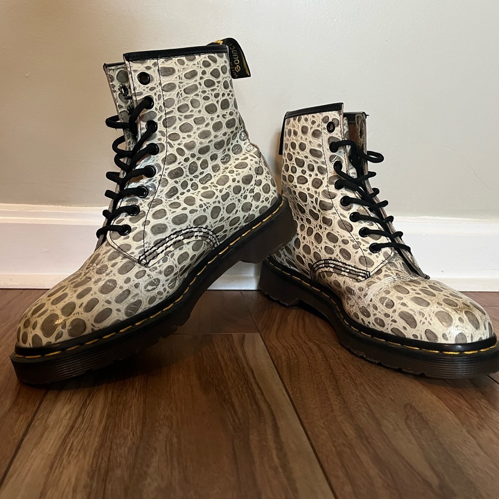 🐊 Vintage Made in England Doc Martens crocodile leather boots